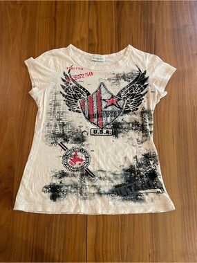 Graphic USA bedazzled Winged Shield fitted T-shirt in Cream, Black & Red Y2k